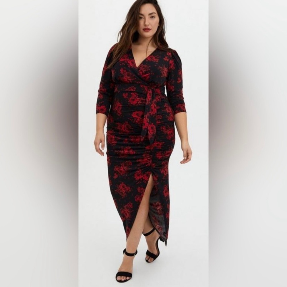 Torrid Ruched Maxi Dress, Red and Black Roses
Size 18